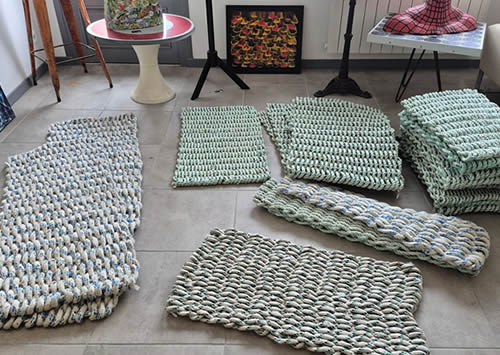 La texture du cordage nettoie efficacement les semelles et retient boue, sable et poussière.